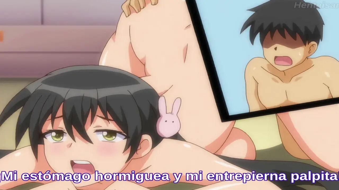 El protagonista follándose a una de las chicas en estilo perrito mientras las demás lucen sus cuerpos ultra voluptuosos con enormes tetas y culos redondos, curvas exageradas y carne caliente listas para ser devoradas.